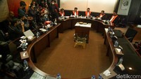Wihadi Wiyanto memimpin sidang Majelis Kehormatan Partai soal pemecatan M Taufik di kantor DPP Partai Gerindra, Jl RM Harsono, Jakarta Selatan, Selasa (7/6/2022).