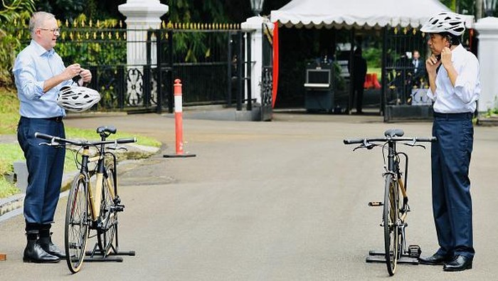 Momen Jokowi Ajak PM Australia Gowes Pakai Sepeda Bambu BOGOR, INDONESIA - JUNE 6: (----EDITORIAL USE ONLY Γ’ MANDATORY CREDIT -