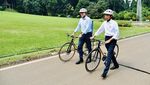Momen Jokowi dan PM Australia Gowes Bareng dengan Sepeda Bambu
