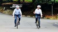 Usai bersepeda, kedua pemimpin kemudian menggelar pembicaraan empat mata di area taman batu putih Resto Raasaa, Kebun Raya Bogor. Selama sekitar 30 menit, keduanya terlibat perbincangan hangat sebelum kembali ke Istana Kepresidenan Bogor dengan menggunakan mobil golf dan melakukan pertemuan bilateral kedua negara.  