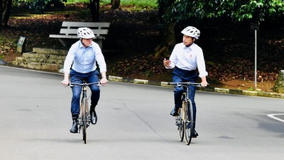 Momen Jokowi dan PM Australia Gowes Bareng dengan Sepeda Bambu