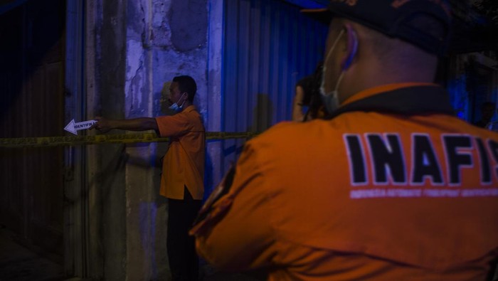 Tim Gegana Brimob Polda Jabar amankan senjata api-bahan peledak TNT dari gedung di Jalan Asia Afrika, Bandung. Benda itu ditemukan warga saat bereskan gedung.