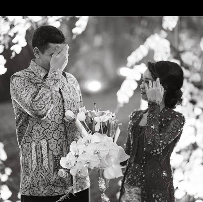 Sementara, sosok calon mantan Gubernur DKI Jakarta itu masih dirahasiakan. Di sejumlah potretnya, pria ‘misterius’ tersebut tidak memperlihatkan wajahnya, bahkan sengaja ditutupi. Foto: dok. Instagram/@mutiarabaswedan