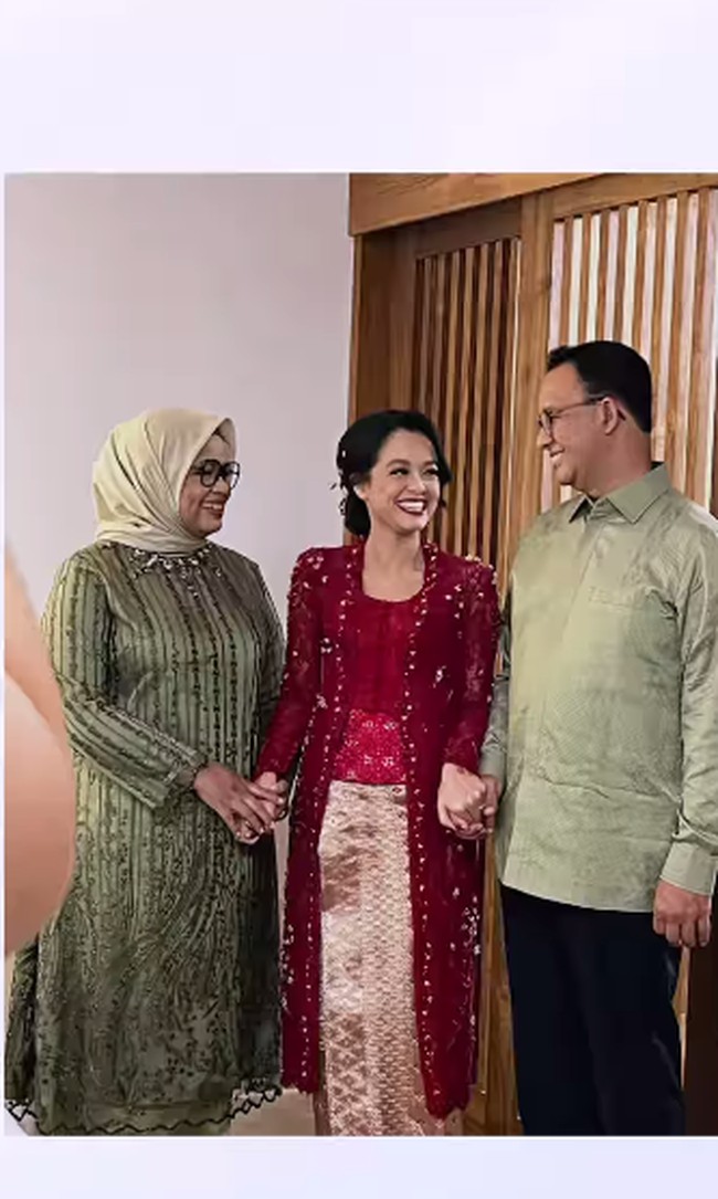 Tampak raut bahagia kedua orang tua Mutiara Annisa Baswedan mengapit putrinya yang akan segera melepas masa lajangnya. Foto: dok. Instagram/@naura_wedding