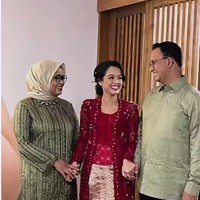 Tampak raut bahagia kedua orang tua Mutiara Annisa Baswedan mengapit putrinya yang akan segera melepas masa lajangnya. Foto: dok. Instagram/@naura_wedding
