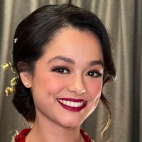 Menyesuaikan dengan warna kebayanya, Tia pun memilih makeup bold i acara lamarannya tersebut. Lipstik merah berry membuat penampilannya yang biasanya terlihat kasual jadi tampak manglingi. Foto: dok. Instagram/@naura_wedding