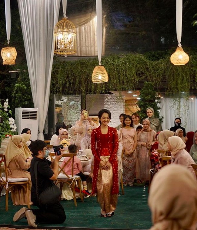 Mutiara Baswedan telah resmi menikah dengan pria pujaannya, Ali Shaleh Ahluraiby yang lulusan Fakultas Kedokteran. Sebelumnya mereka mengadakan acara lamaran pada bulan Mei. Dalam foto yang diunggah di media sosialnya, Tia tampil cantik dengen kebaya merah.Foto: dok. Instagram/@naura_wedding