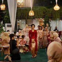 Mutiara Baswedan telah resmi menikah dengan pria pujaannya, Ali Shaleh Ahluraiby yang lulusan Fakultas Kedokteran. Sebelumnya mereka mengadakan acara lamaran pada bulan Mei. Dalam foto yang diunggah di media sosialnya, Tia tampil cantik dengen kebaya merah.Foto: dok. Instagram/@naura_wedding