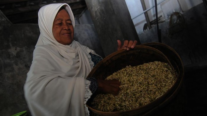 Nabung 11 Tahun, Pedagang Taoge Ini Berhasil Naik Haji Sukarni (64) membersihkan taoge atau kecambah di Gatak, Delanggu, Klaten, Jawa Tengah, Senin (6/6/2022). Sukarni, yang kesehariannya berjualan taoge itu akhirnya dapat menunaikan ibadah haji di tahun 2022 dengan biaya mandiri hasil tabungannya selama 11 tahun. ANTARA FOTO/Aloysius Jarot Nugroho/wsj.