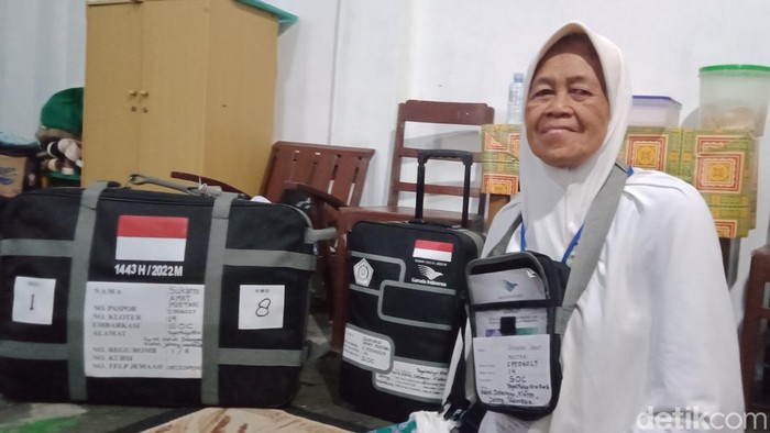 Nenek penjual taoge, Sukarni yang menjadi calhaj tertua dari Kecamatan Delangu Klaten, Senin (6/6/2022).