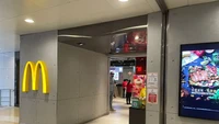 Bagian luar gerai McD juga terkesan chic. Warnanya tidak semeriah gerai McD lain, tapi lebih cenderung abu-abu seperti ini.