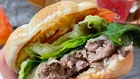 Burgernya menggugah selera dengan isian patty daging yang tebal. Rotinya brioche yang lebih empuk dan lembut. Duh, jadi ngiler ya?