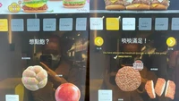 Pengunjung juga bisa bikin burger sesuai selera melalui kios Create Your Taste. Roti, daging, dan sayuran bisa dipilih sendiri melalui layar. 