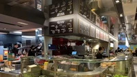 McD bersuasana restoran fine dining bisa kamu temui di Admiralty, Hong Kong. Konsepnya modern dan progresif dengan fasilitas salad bar yang kece ini.