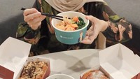 Mantan penyiar radio Prambors ini juga doyan bakmi. Begini momennya saat menikmati aneka bakmi dan juga dessert roti bakar. Foto: Instagram @missnyctagina