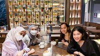 Tak hanya dengan suami dan keluarga, tapi Nycta Gina juga sering kulineran dengan teman-temannya. Saat itu mereka menikmati makanan Jepang. Foto: Instagram @missnyctagina