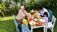 Nycta Gina juga pernah membagikan momen kebersamaan keluarganya saat makan nasi goreng di taman rumahnya. Mereka tampak menikmati sekali dan ditutup dengan makan buah segar. Foto: Instagram @missnyctagina