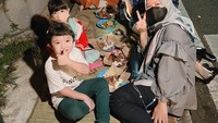 Pasangan muda ini kerap tampil sederhana. Salah satu momennya menikmati nasi guded di pinggir jalan sambil lesehan bersama kedua anaknya. Foto: Instagram @missnyctagina