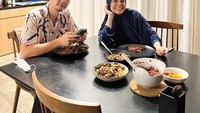 Momen makan lainnya terlihat ketika Gina dan Kinos sedang menikmati masakan rumahan di meja makan. Menunya berupa nasi merah dengan sayur lodeh dan lauk lezat lainnya. Foto: Instagram @missnyctagina