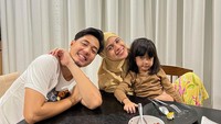 Begini harmonisnya Gina dan Kinos bersama sang putri saat di meja makan. Tampak mereka habis menikmati makanan. Foto: Instagram @missnyctagina