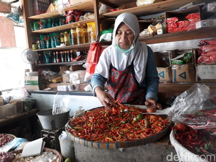 Pedagang cabai di Pasar Bantul, Kapanewon Bantul, Kabupaten Bantul, Selasa (7/6/2022).