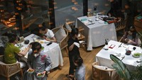 Pengunjung restoran makan di tempat dengan gembira setelah lebih dari sebulan hanya bisa tinggal di rumah.
