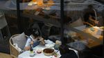 Pembatasan Diperlonggar, Restoran di Beijing Ramai Kembali