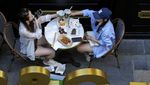 Pembatasan Diperlonggar, Restoran di Beijing Ramai Kembali