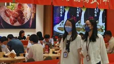 Pembatasan Diperlonggar, Restoran di Beijing Ramai Kembali