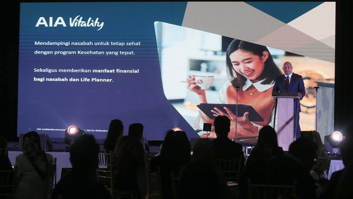 Peluncuran AIA Platinum Legacy, Sasar Nasabah Premium Chief Marketing Officer AIA, Kathryn Parapak, Presiden Direktur AIA, , Sainthan Satyamoorthy, dan Direktur Keagenan AIA, Indrasena Patmawidjaja, berinteraksi saat peluncuran asuransi jiwa AIA Premium Legacy di the Langham Hotel, Jakarta, Senin (6/6/2022).