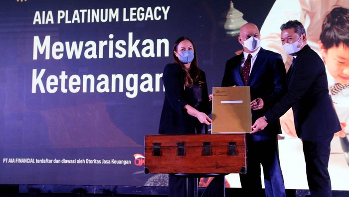 Peluncuran AIA Platinum Legacy, Sasar Nasabah Premium Chief Marketing Officer AIA, Kathryn Parapak, Presiden Direktur AIA, , Sainthan Satyamoorthy, dan Direktur Keagenan AIA, Indrasena Patmawidjaja, berinteraksi saat peluncuran asuransi jiwa AIA Premium Legacy di the Langham Hotel, Jakarta, Senin (6/6/2022).