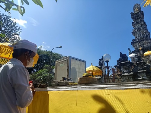 Pemangku Jan Banggul atau pemimpin pemangku di Pura Agung Jagatnatha, Kota Denpasar, Bali, Ida Bagus Saskara tengah melakukan persembahyangan, Selasa (7/6/2022).