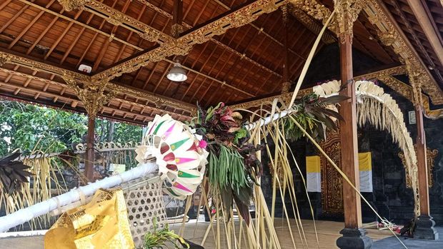 Pemasangan penjor di Pura Agung Jagatnatha, Kota Denpasar, Bali, jelang Hari Raya Galungan yang jatuh pada Rabu (8/6/2022).