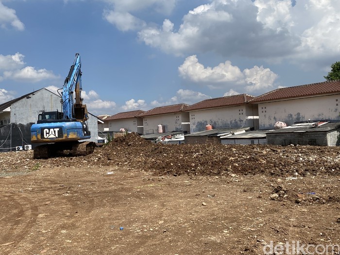 Pembangunan tanggul sementara di drainase antibanjir permukiman Jl Haji Dogol, Pondok Bambu, Duren Sawit, Jakarta Timur, 7 Juni 2022. (Annisa Rizky Fadhila/detikcom)