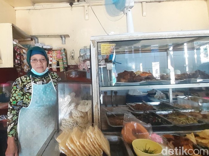 Pemilik warung makan di Semarang, Sukini (62), Selasa (7/6/2022).