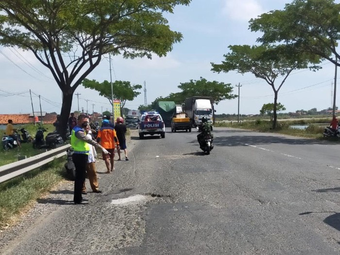 Polisi menunjukkan lubang di jalan, yang memicu kecelakaan lalu lintas di Jalur Pantura, Kecamatan Kaliori pada Selasa (7/6/2022), sekitar pukul 10.40 WIB.