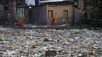 Kondisi Sungai Negro di kawasan Manaus ini tampak memprihatinkan. Air yang ada di sungai itu tampak tertutup oleh banyaknya sampah yang terapung di sana.