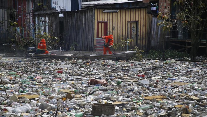 Penampakan Sungai Penuh Sampah di Brasil Kondisi Sungai Negro di Brasil tampak memprihatinkan. Pasalnya sungai itu tampak dipenuhi sampah. Ini penampakannya.