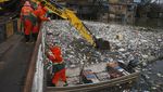 Penampakan Sungai Penuh Sampah di Brasil