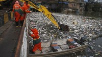 Mengutip AP, otoritas kota mengatakan sekitar 35 ton sampah dikeluarkan setiap hari dari air di kawasan Manaus.