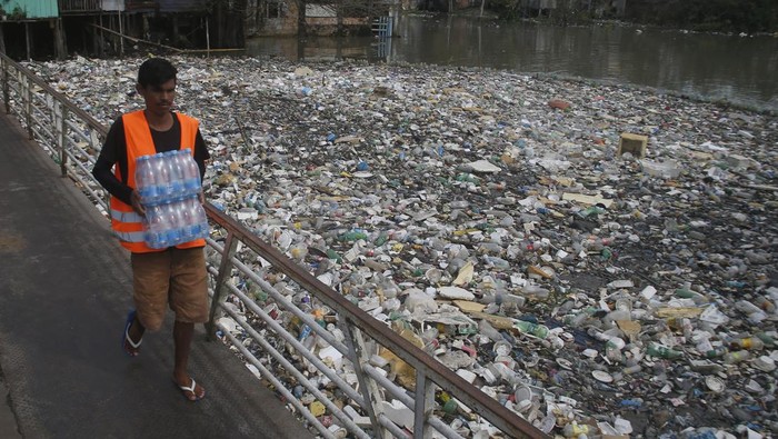 Penampakan Sungai Penuh Sampah di Brasil Kondisi Sungai Negro di Brasil tampak memprihatinkan. Pasalnya sungai itu tampak dipenuhi sampah. Ini penampakannya.