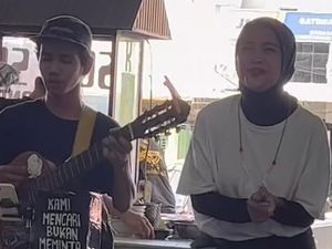 Pengamen Maros Viral Nyanyikan Lagu Kotak Dapat Hadiah Gitar dari Tantri