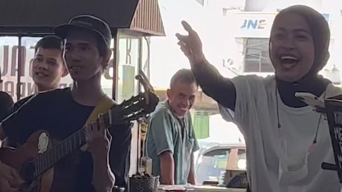 Pengamen Asrianto atau Anto bernyanyi bersama Tantri Kotak.