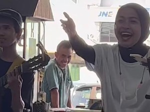 Saat Anto Pengamen Viral Bawakan Lagu Kotak Tak Sadar Nyanyi Bareng Tantri