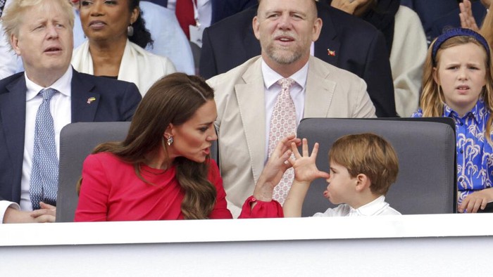 Pengaran Louis dan Kate Middleton Kate, Duchess of Cambridge, left speaks with Prince Louis, during the Platinum Jubilee Pageant, in London, Sunday June 5, 2022, on the last of four days of celebrations to mark the Platinum Jubilee. The pageant will be a carnival procession up The Mall featuring giant puppets and celebrities that will depict key moments from Queen Elizabeth II’s seven decades on the throne. (Chris Jackson/Pool Photo via AP)