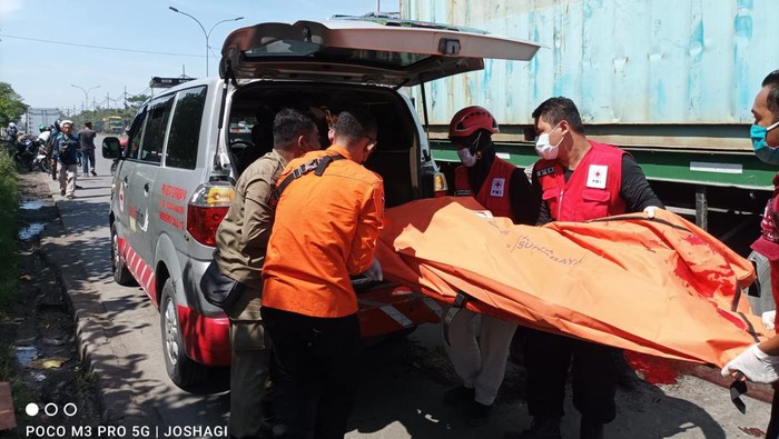 Pengemudi yang tewas terlindas truk di Surabaya