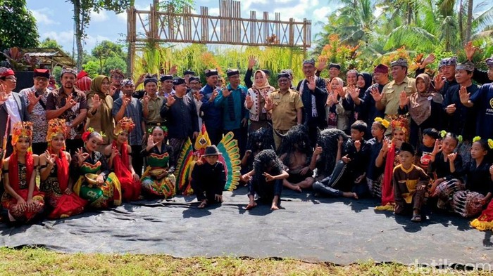 penguatan lembaga adat