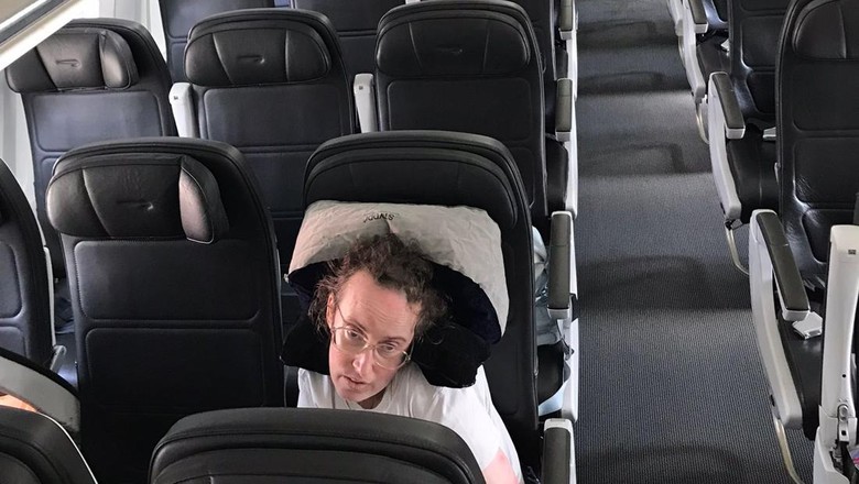 Penumpang disabilitas dibiarkan di pesawat