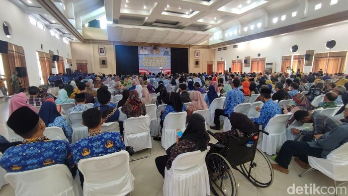 Penyerahan uang kadeudeuh bagi ASN pensiun di Ciamis.