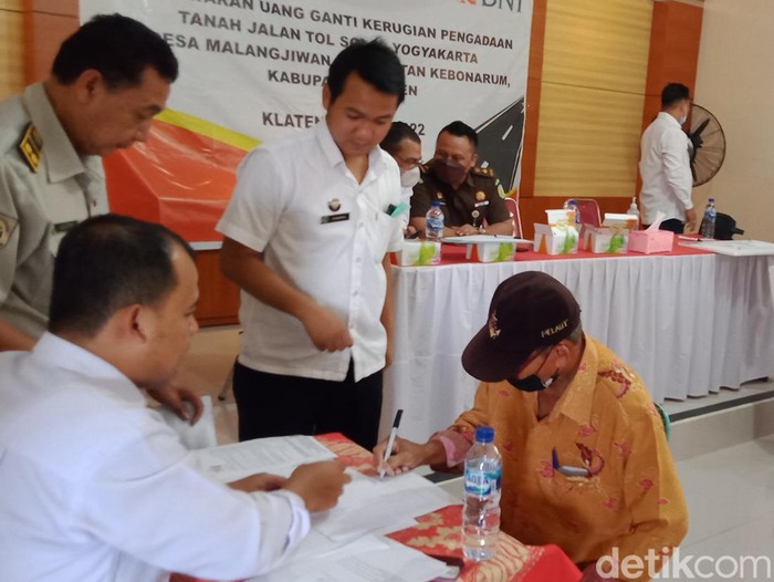 Penyerahan UGR Tol Jogja-Solo di Balai Desa Malangjiwan, Kecamatan Kebonarum, Klaten, Selasa (7/6/2022).